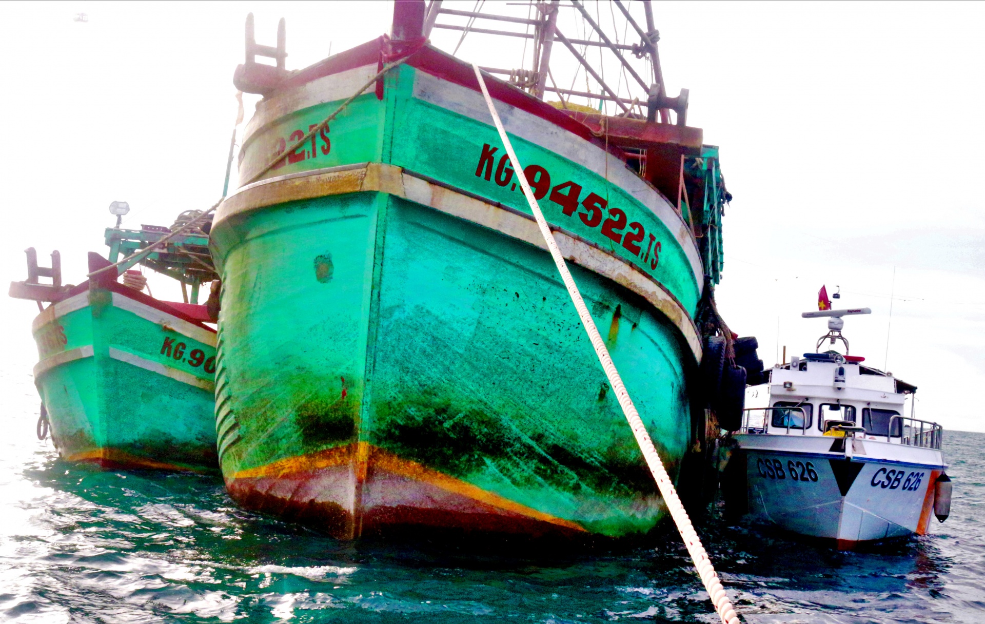 kien giang bat 2 tau ca mua ban 25000 lit dau do khong chung tu hop phap tren bien