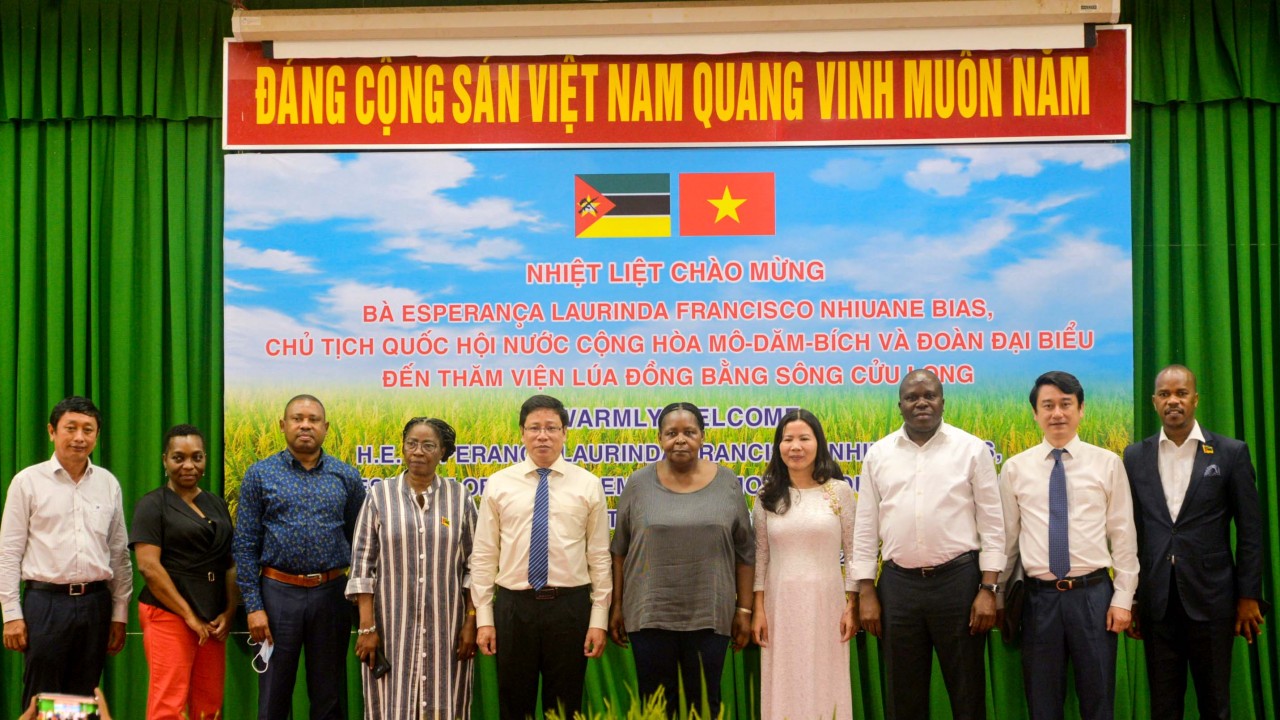Chủ tịch Quốc hội Mozambique thăm Viện Lúa Đồng bằng sông Cửu Long