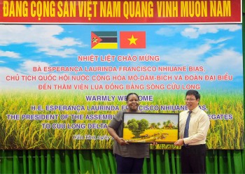 Chủ tịch Quốc hội Mozambique thăm Viện Lúa Đồng bằng sông Cửu Long