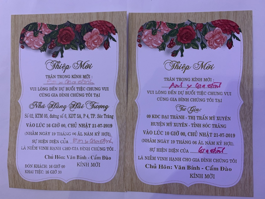 dam cuoi khung cua con truong ban dan van soc trang nhieu xe bien xanh co mat