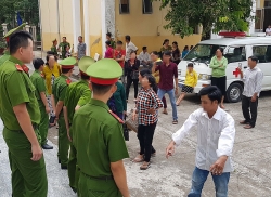 dai uy cong an o soc trang bi dap ly bia vao mat tai quan nhau