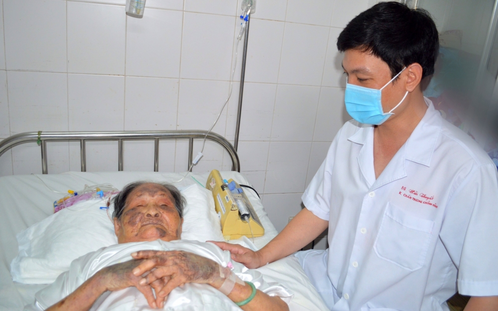 5725 bac sy thym kham bynh nhan