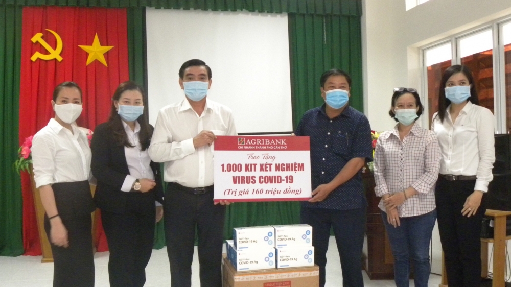 Agribank Cần Thơ ủng hộ 1000 bộ kit xét nghiệm Covid-19