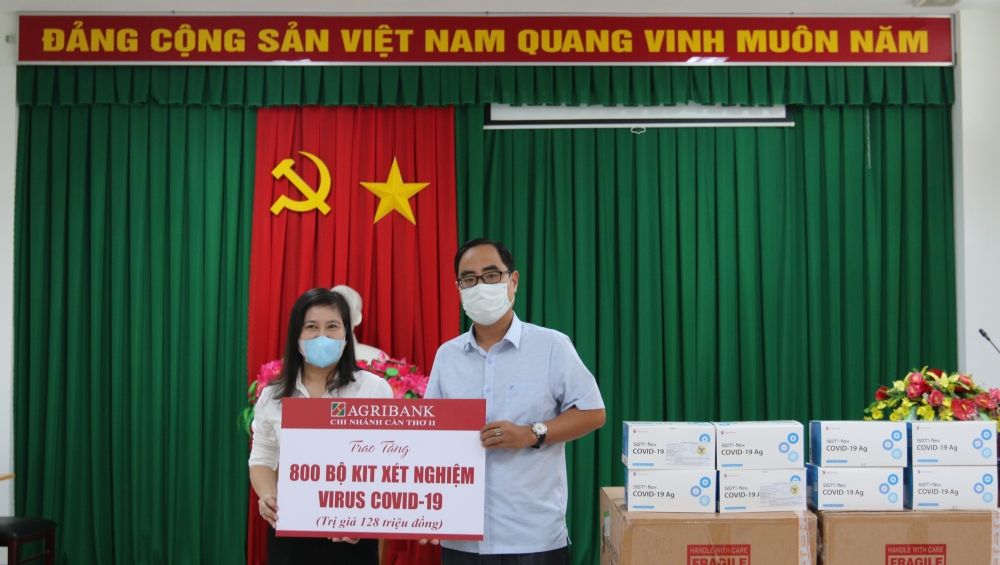 Agribank khu vực Tây Nam Bộ và chi nhánh Cần Thơ II ủng hộ 1.175 bộ kit xét nghiệm virus Covid-19
