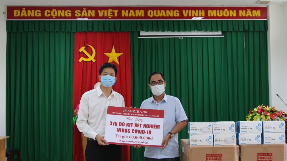 Agribank khu vực Tây Nam Bộ và chi nhánh Cần Thơ II ủng hộ 1.175 bộ kit xét nghiệm virus Covid-19