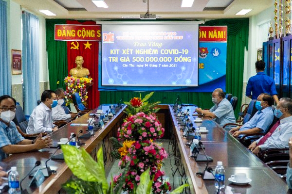 Trường Đại học Nam Cần Thơ ủng hộ 500 triệu đồng mua kit xét nghiệm Covid-19