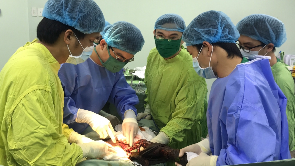 Cần Thơ: Cứu sống bệnh nhân bị cọc bần dài 80cm đâm xuyên vùng hạ vị