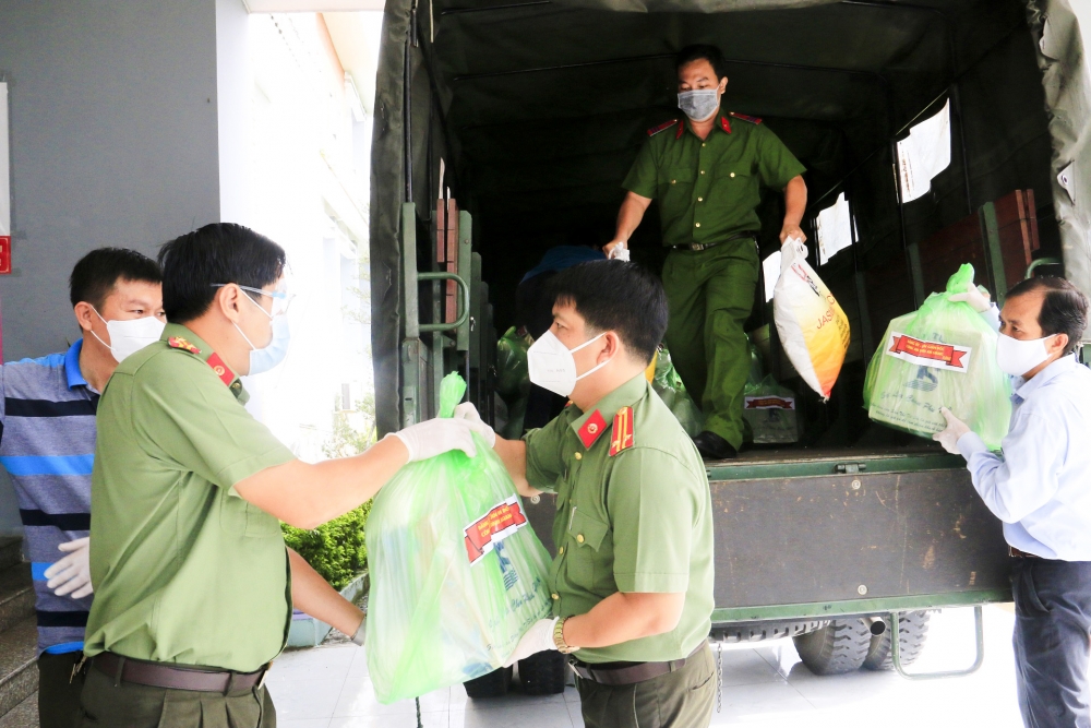 Công an An Giang: Tặng 1.000 phần quà cho nhân dân Cần Thơ bị ảnh hưởng dịch Covid-19