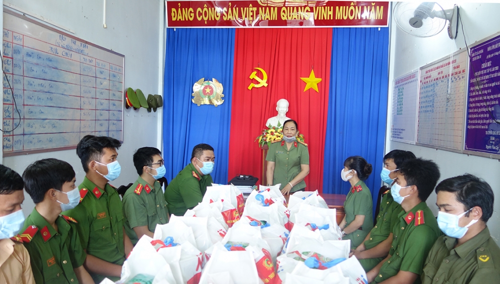 Thăm tặng quà các Chốt phòng chống dịch Covid-19 biên giới An Giang