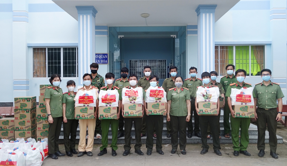 Thăm tặng quà các Chốt phòng chống dịch Covid-19 biên giới An Giang