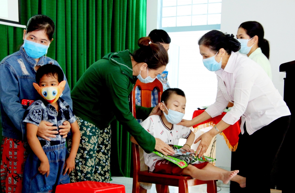 chu tich vufo nguyen phuong nga lam viec voi vinh long can tho ve cong tac doi ngoai nhan dan
