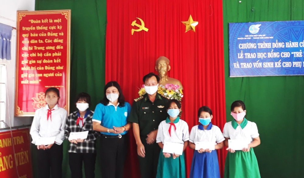 5934 1 trao hyc byng cho hyc sinh ngheo hyc giyi nyi bien giyi huyyn an phu an giang