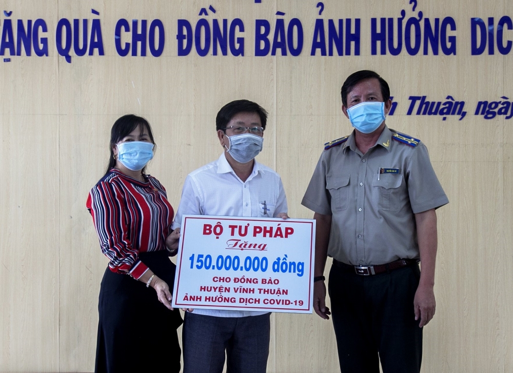 Bộ trưởng Bộ Tư pháp trao 300 triệu đồng cho người dân gặp khó do dịch tại Kiên Giang