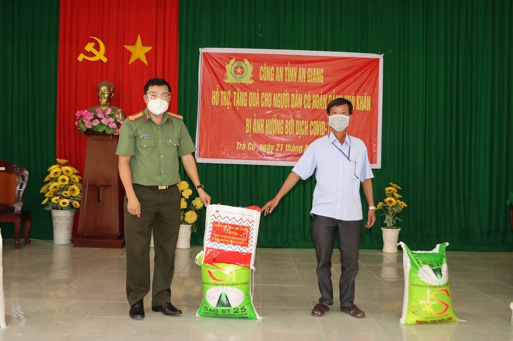Hơn 15 tấn gạo và rau quả trao bà con bị ảnh hưởng bởi dịch Covid-19 tại Trà Vinh
