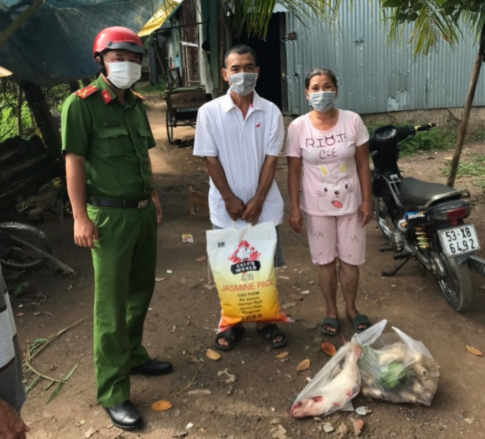 Hành trình 200 tấn gạo và 27 tấn cá tươi đến tay người dân gặp khó do dịch Covid-19