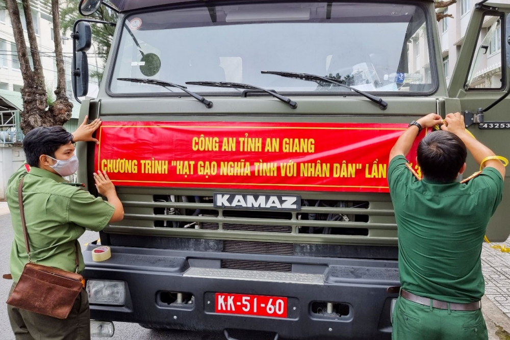 Hành trình 200 tấn gạo và 27 tấn cá tươi đến tay người dân gặp khó do dịch Covid-19