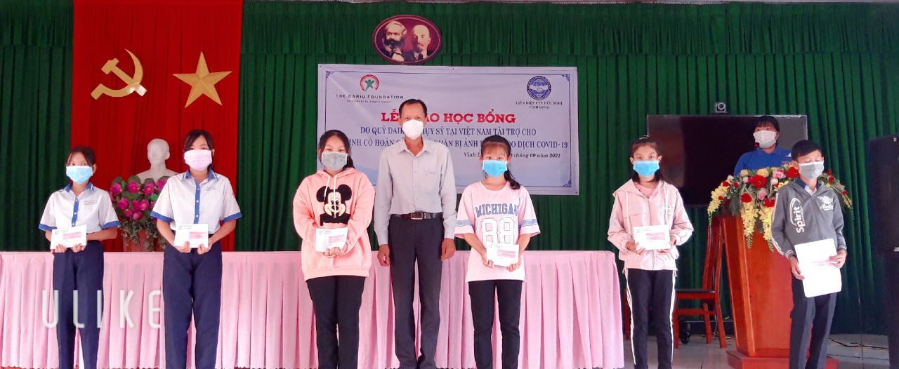 Vĩnh Long: Trao 100 suất học bổng cho học sinh hoàn cảnh khó khăn do Tổ chức Dariu Foundation tài trợ