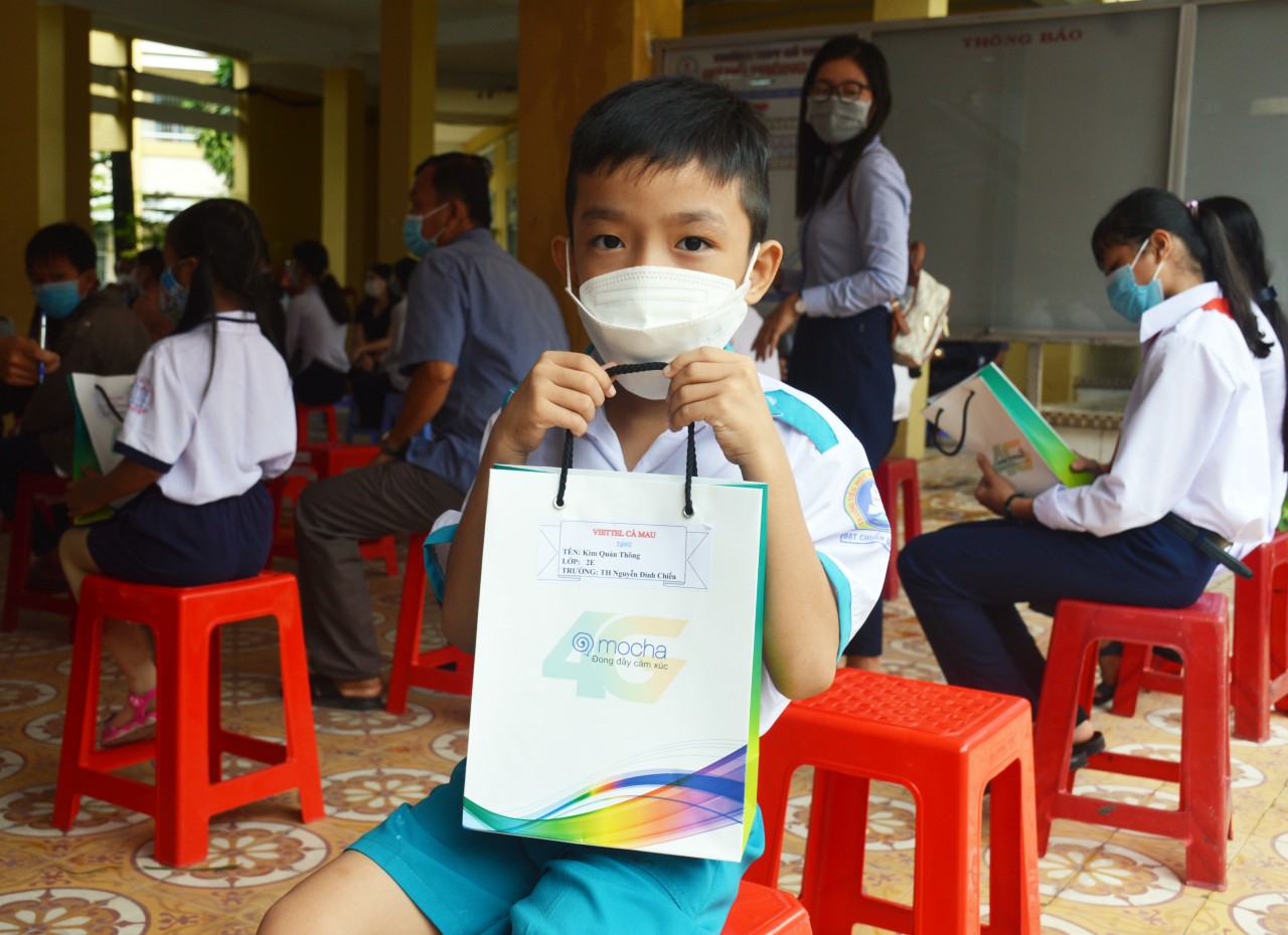 Cà Mau hỗ trợ 500 điện thoại thông minh cho học sinh có hoàn cảnh khó khăn học trực tuyến