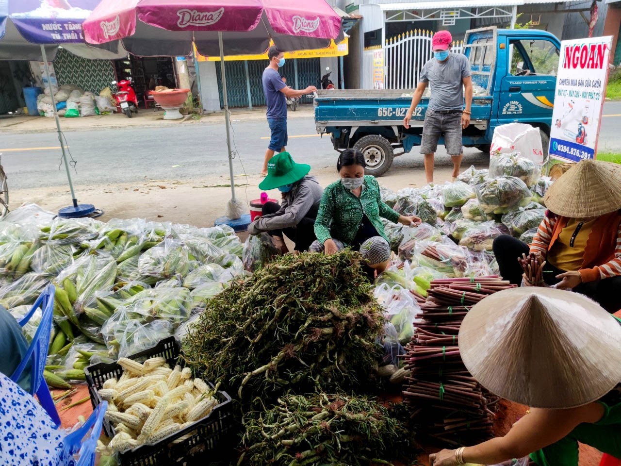 Liên hiệp Cần Thơ trao tặng vật tư y tế cho lực lượng phòng, chống dịch COVID-19