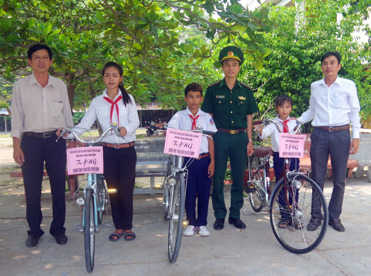 Bộ đội Biên phòng An Giang: Giúp trẻ nuôi giấc mơ đến trường