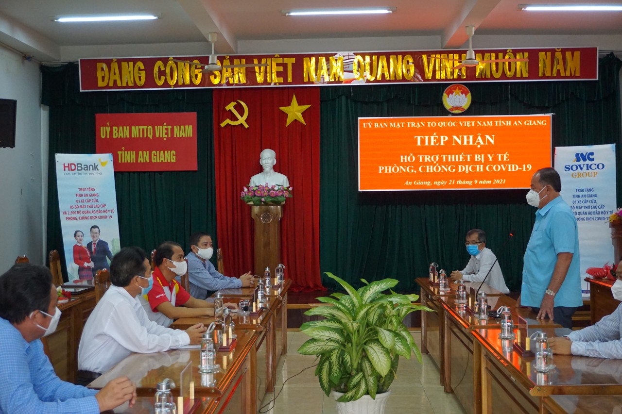 Tập đoàn Sovico và HDBank tiếp tục tặng xe cứu thương, máy thở và thiết bị y tế cho tỉnh An Giang