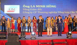 Tặng “Cánh Sếu Vàng - hành trình 10 năm một chặng đường” cho 27 doanh nghiệp xuất sắc ĐBSCL