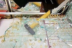 Thanh niên vờ mua vàng rồi cướp ở Cà Mau