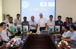 Trao 100 thiết bị năng lượng mặt trời cho các hộ khó khăn ở Hậu Giang