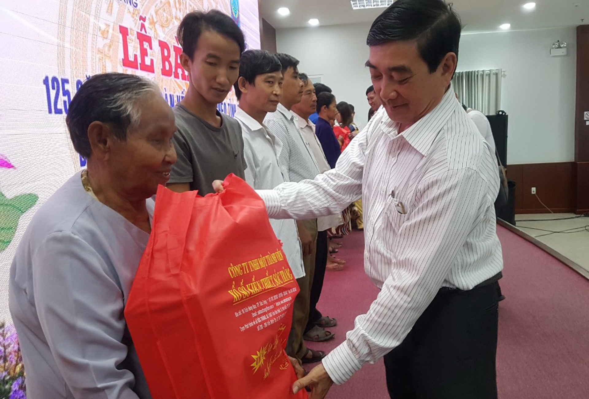 soc trang van dong tren 315 ty dong gay quy vi nguoi ngheo