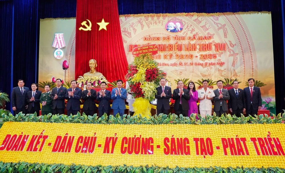 Chú trọng phát triển kinh tế biển, xây dựng tỉnh Cà Mau phát triển nhanh, bền vững.