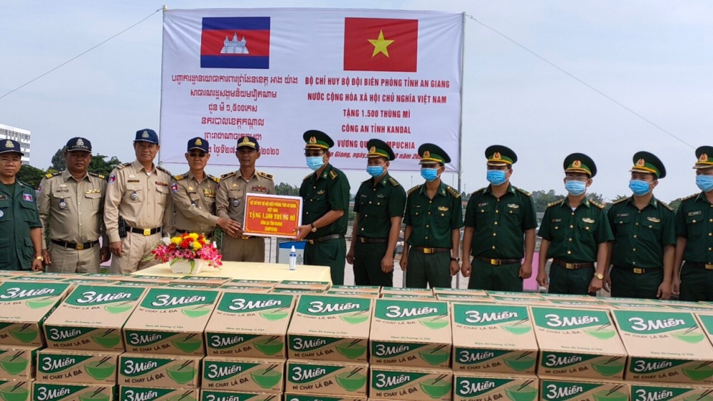 An Giang: Trao tặng 3.000 thùng mì tôm cho 2 tỉnh Takeo, Kandal bị ảnh hưởng bởi mưa lũ