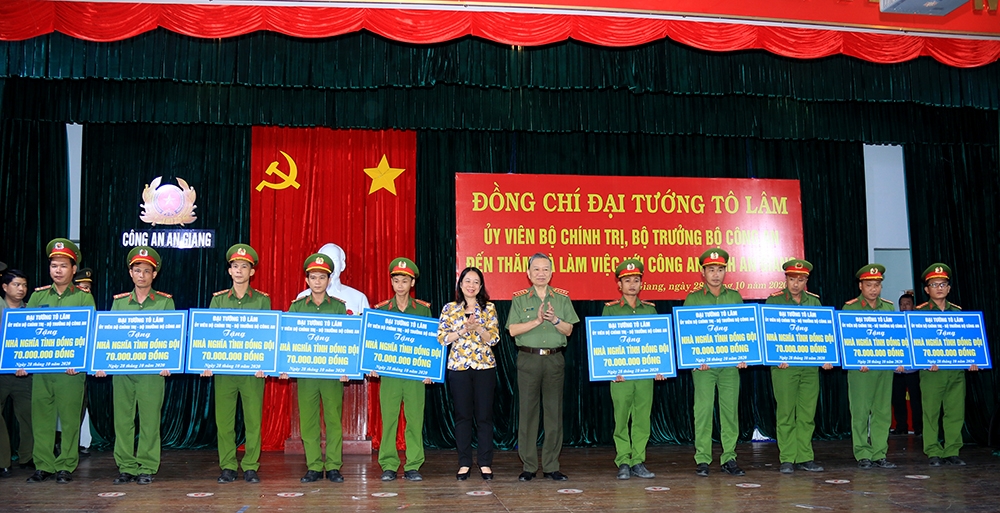 Bộ trưởng Tô Lâm đến thăm và làm việc với Công an tỉnh An Giang