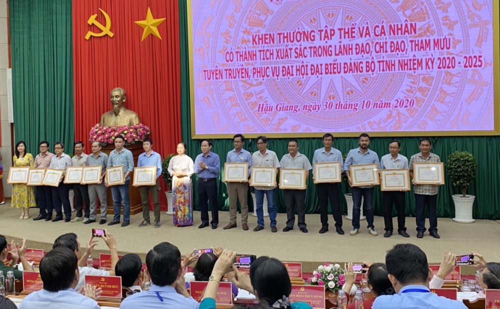 Hậu Giang: Khen thưởng nhiều tập thể, cá nhân có thành tích xuất sắc
