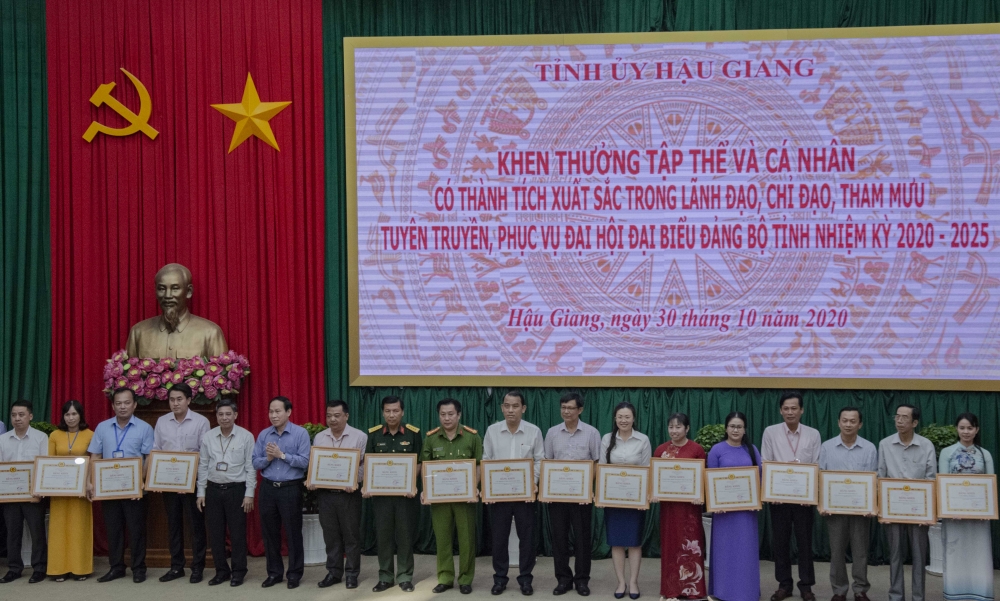 Hậu Giang: Khen thưởng nhiều tập thể, cá nhân có thành tích xuất sắc