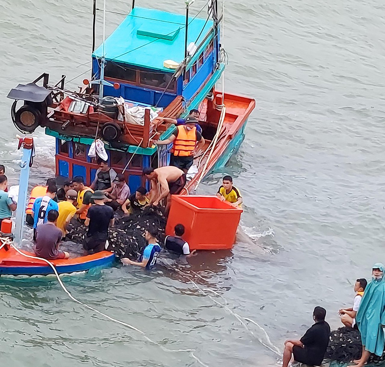 Bộ đội Biên phòng tỉnh Kiên Giang kịp thời ứng cứu tàu cá chìm ngoài biển