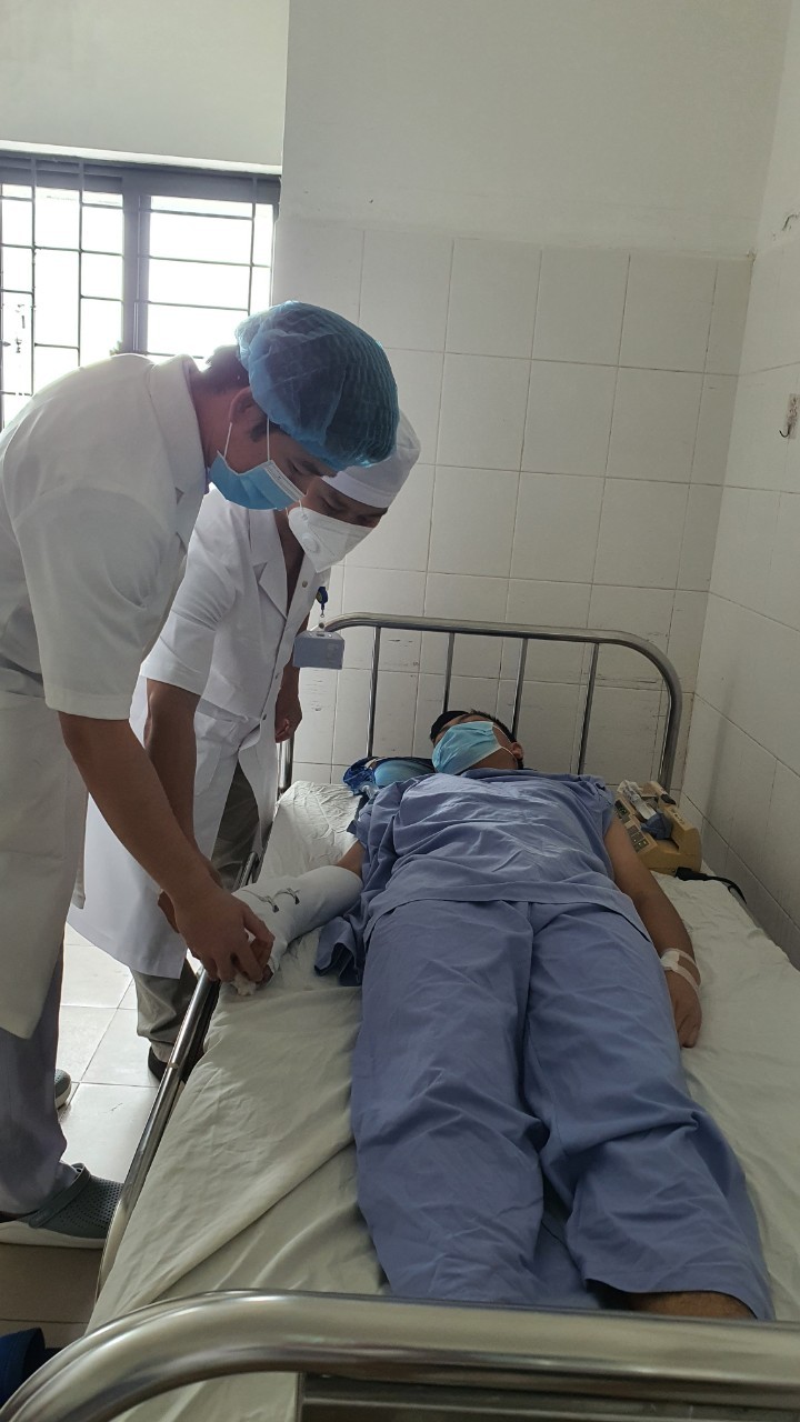Cần Thơ: Phẫu thuật xuyên đêm cứu bàn tay bị đứt lìa cho bệnh nhân 17 tuổi