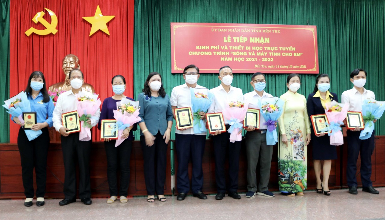 Agribank chi nhánh Bến Tre ủng hộ 150 triệu đồng Chương trình “Sóng và máy tính cho em”