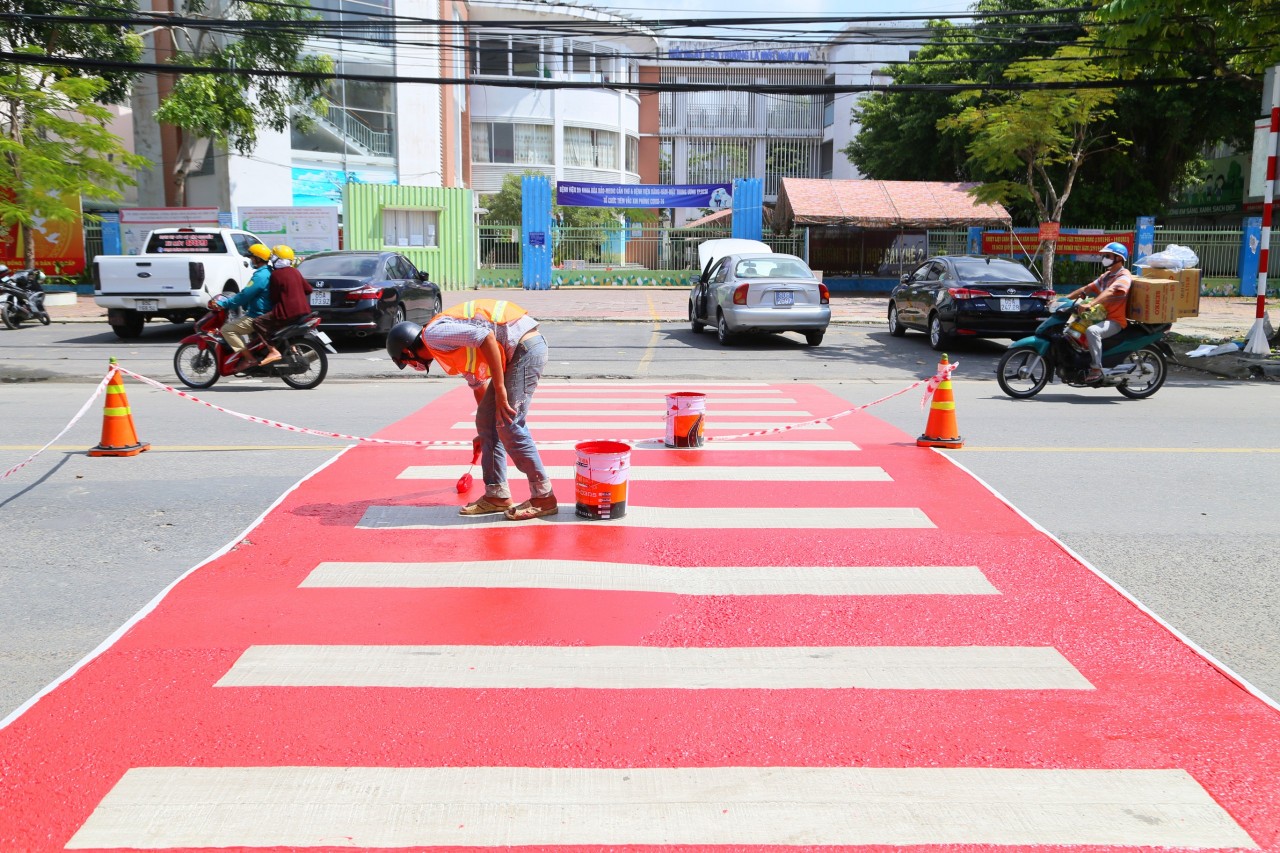 Thí điểm mô hình: “Thảm an toàn cho học sinh qua đường”
