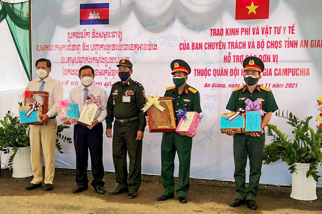 An Giang: Hỗ trợ kinh phí, vật tư y tế phòng, chống dịch Covid-19 cho Campuchia