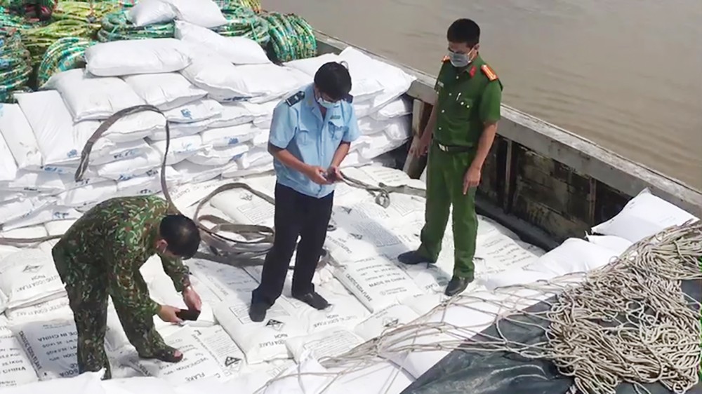 Bắt ghe vận chuyển hóa chất và bột đá nhập lậu với số lượng lớn
