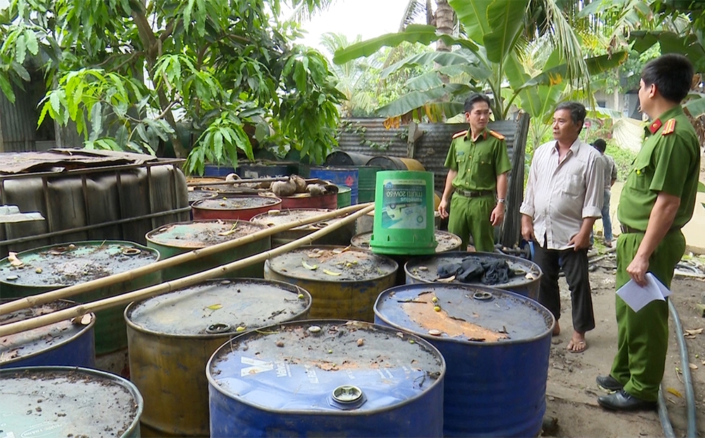 Phát hiện cơ sở tái chế nhớt thải trái phép với số lượng lớn ở An Giang