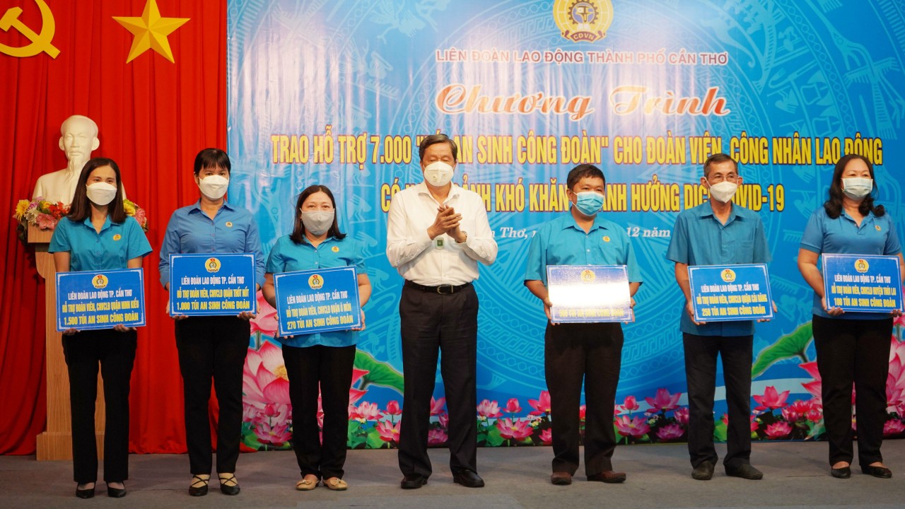 Cần Thơ: Trao 7.000 “Túi an sinh công đoàn” đến tay đoàn viên, công nhân lao động khó khăn