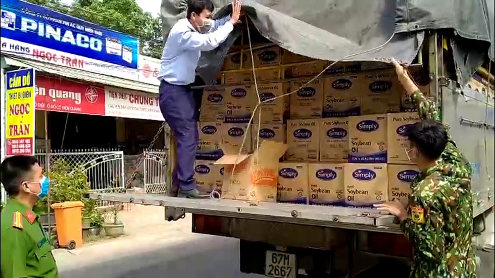 An Giang: Bắt 3 xe tải chở trên 9.500 chai dầu ăn nhãn mác nước ngoài với tổng trị giá khoảng 1,7 tỷ đồng