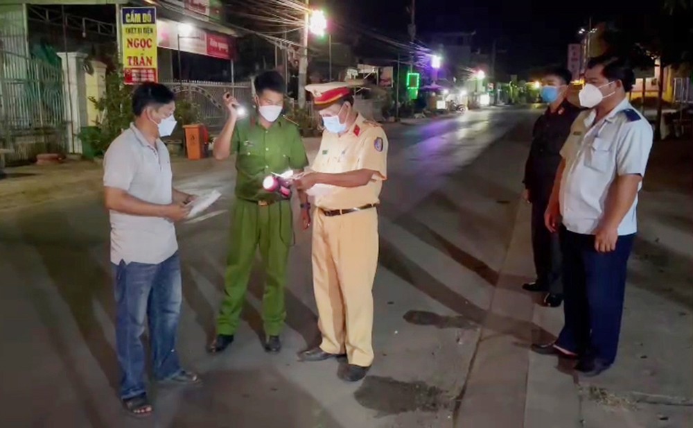 An Giang: Bắt 3 xe tải chở trên 9.500 chai dầu ăn nhãn mác nước ngoài với tổng trị giá khoảng 1,7 tỷ đồng