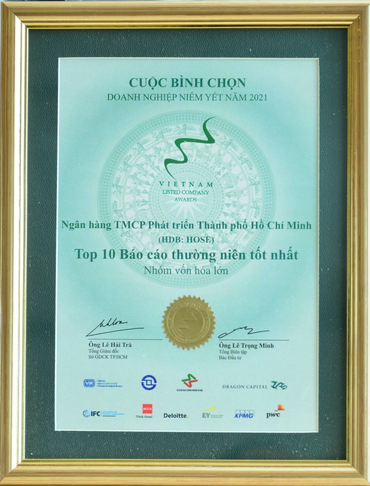HDBank - Top 10 Doanh nghiệp niêm yết vốn hóa lớn có BCTN tốt nhất 2021