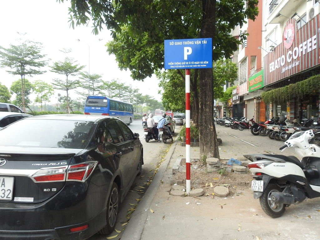 ha noi long duong pho tran vy thanh diem trong giu xe