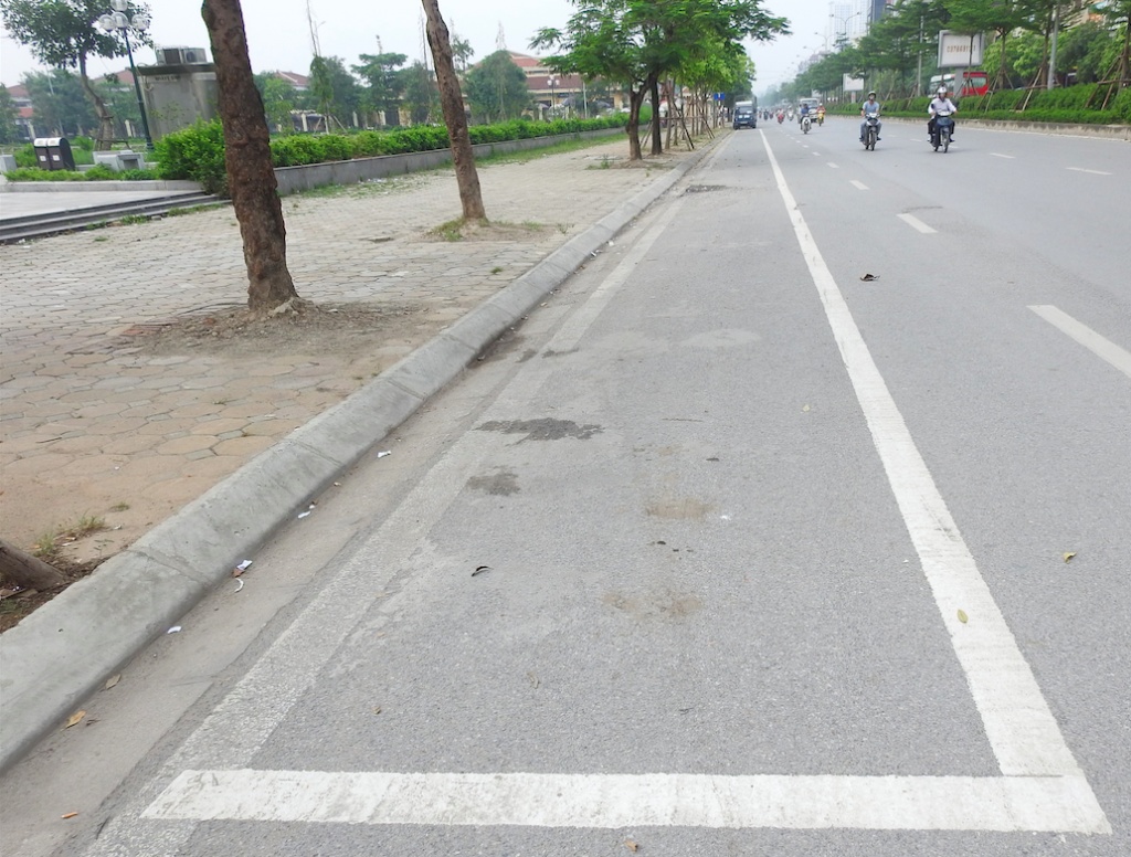 ha noi long duong pho tran vy thanh diem trong giu xe