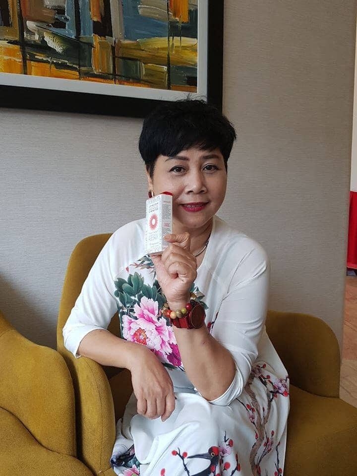 nsnd minh hang buc xuc vi bi thuong hieu vitayes xai chua hinh anh bia dat phat ngon quang cao san pham