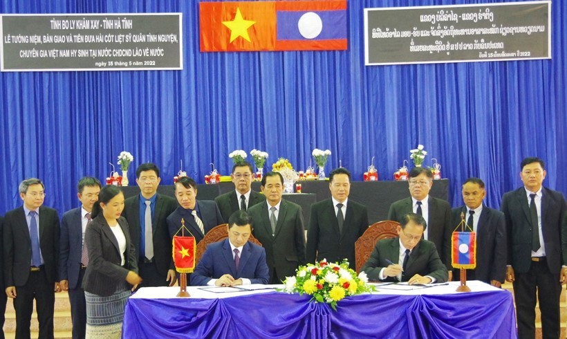 Chiều 15/5, tại tỉnh Bôlykhămxay (CHDCND Lào) đã diễn ra lễ tưởng niệm, bàn giao và tiễn đưa hài cốt 11 liệt sỹ quân tình nguyện, chuyên gia Việt Nam hy sinh tại Lào về nước. Các đồng chí: Bí thư - Tỉnh trưởng tỉnh Bôlykhămxây Kong Keo Say Sông Kham, Sí Phon Chăn Sốm Vông - Phó Bí thư Thành ủy Thủ đô Viêng Chăn, Lê Ngọc Châu - Phó Chủ tịch UBND tỉnh Hà Tĩnh cùng tham dự.