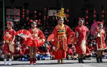 Không khí đón Tết Nguyên đán tràn ngập thế giới